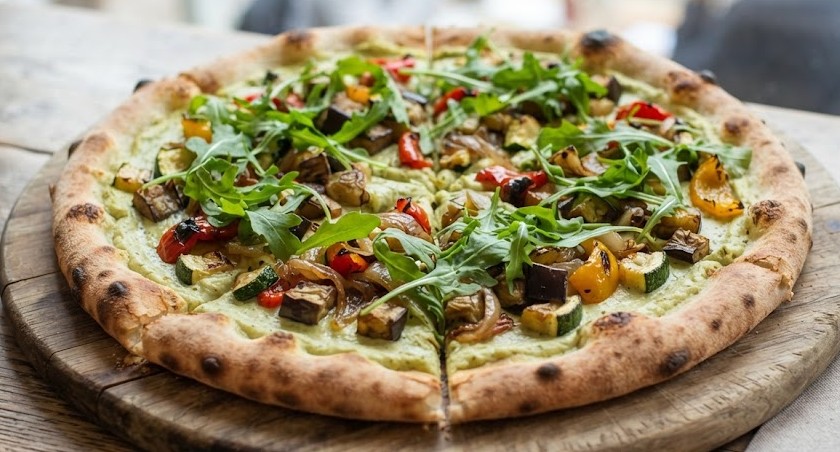 Pizza Verde — crème de courgette, légumes rôtis, roquette